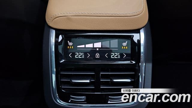 Volvo XC60 2023 — ფოტო 19/20