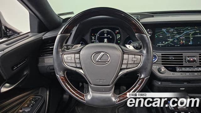 Lexus LS500h 2018 — Photo 2/20