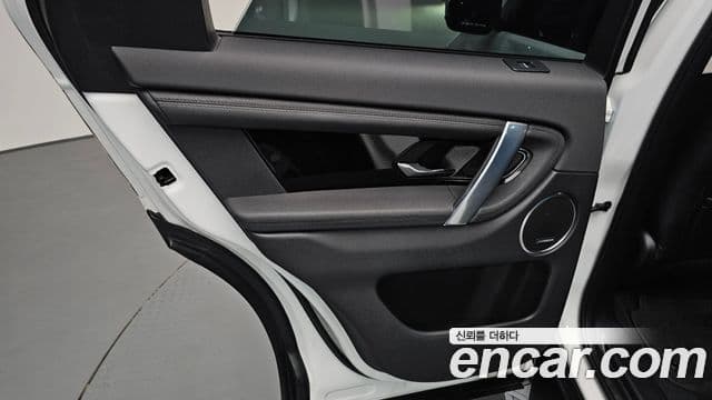 Land Rover Discovery Sport 2023 — Photo 33/37