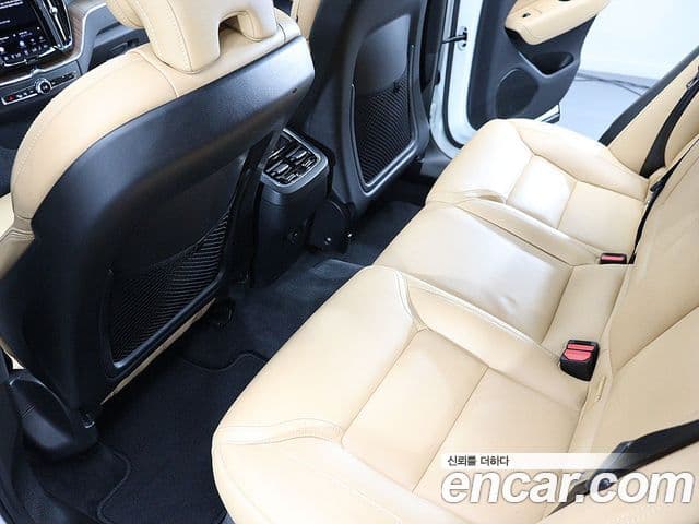 Volvo XC60 2023 — ფოტო 16/20