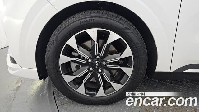 Kia Carnival 2021 — ფოტო 4/20