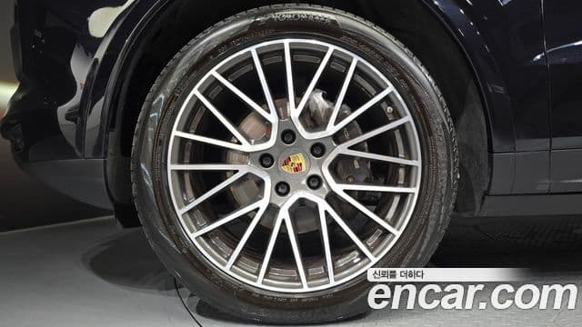 Porsche Cayenne 2020 — ფოტო 5/20