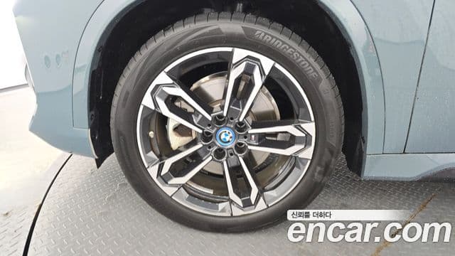 BMW iX1 2024 — ფოტო 13/20