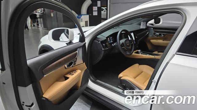 Volvo V90 Cross Country 2023 — фото 10 из 20