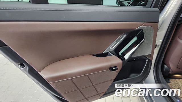 BMW 7 Series 2023 — Photo 17/35