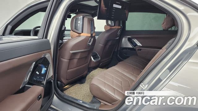 BMW 7 Series 2023 — Photo 28/35
