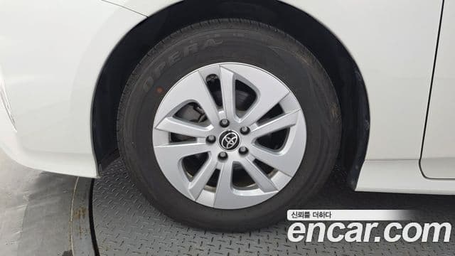Toyota Prius 2018 — Şəkil 13/20