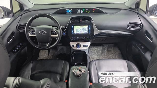 Toyota Prius 2018 — Şəkil 11/20