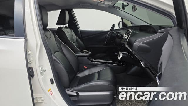 Toyota Prius 2018 — Şəkil 8/20