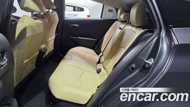 Toyota Prius 2022 — ფოტო 11/20