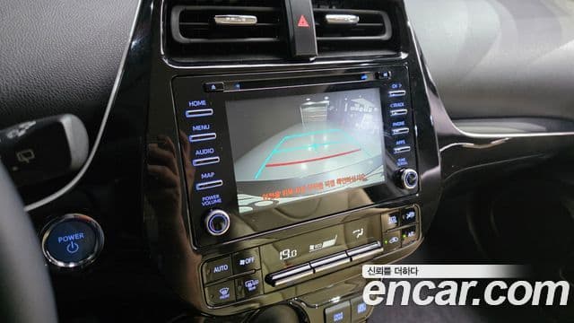 Toyota Prius 2022 — ფოტო 19/20