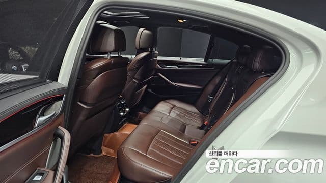 BMW 5 Series 2023 — фото 12 из 20