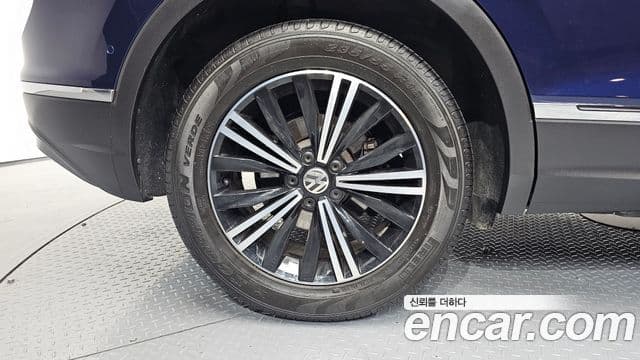 Volkswagen Tiguan 2018 — ფოტო 5/20