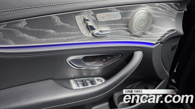 Mercedes-Benz E-Class 2022 — ფოტო 18/20