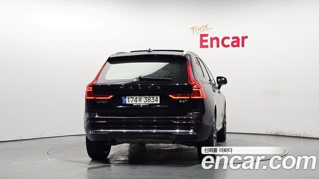 Volvo XC60 2022 — ფოტო 4/20