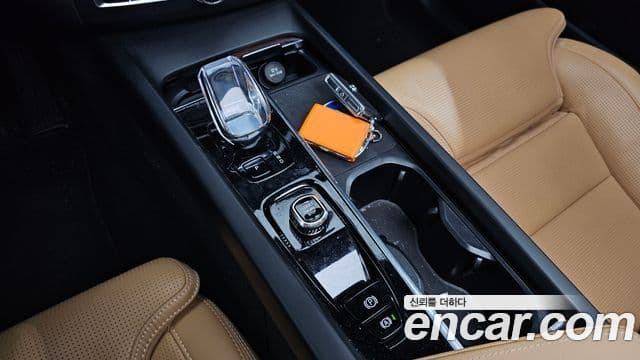 Volvo XC60 2022 — ფოტო 9/20