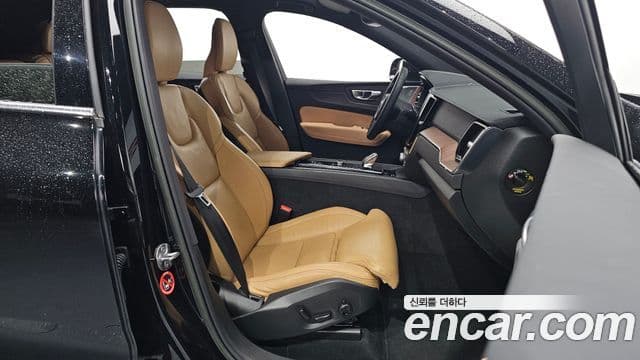 Volvo XC60 2022 — ფოტო 10/20