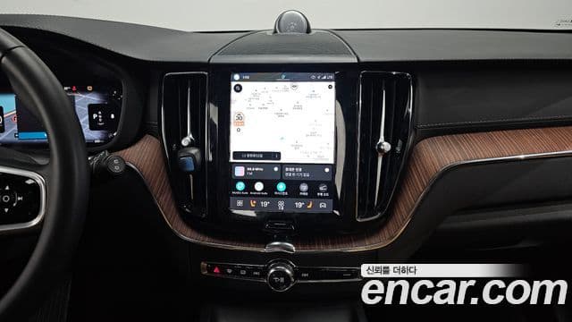 Volvo XC60 2022 — ფოტო 14/20