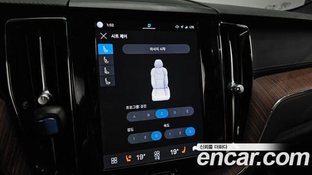 Volvo XC60 2022 — ფოტო 16/20