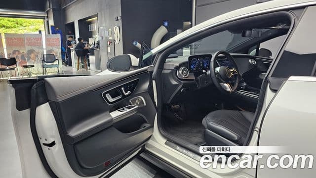 Mercedes-Benz EQE 2023 — ფოტო 19/31