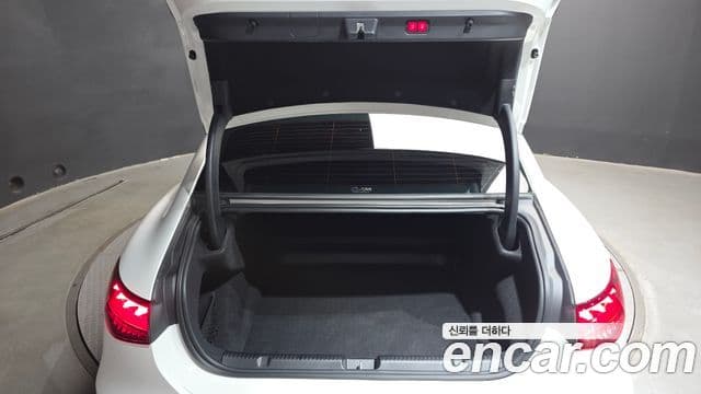Mercedes-Benz EQE 2023 — ფოტო 29/31