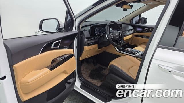 Kia Carnival 2022 — фото 10 из 20