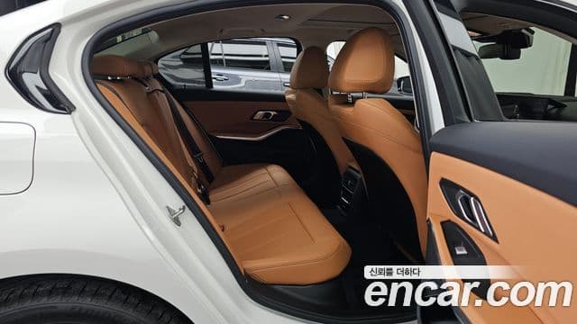 BMW 3 Series 2025 — фото 12 из 20