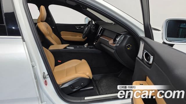 Volvo XC60 2022 — фото 11 из 20