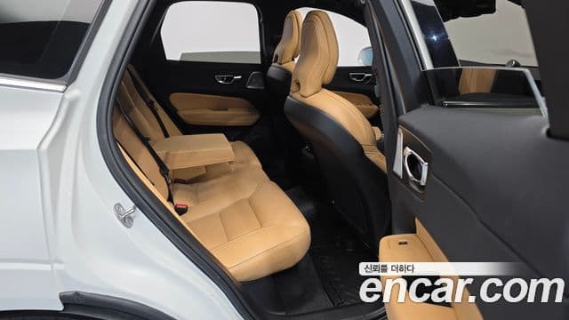 Volvo XC60 2022 — фото 12 из 20