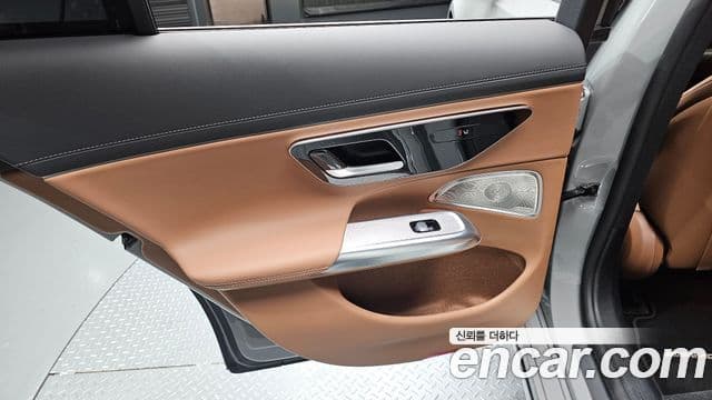 Mercedes-Benz E-Class 2024 — Photo 13/36