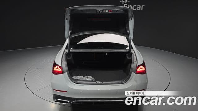 Mercedes-Benz E-Class 2024 — Photo 24/36