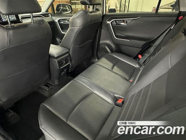 Toyota RAV4 2023 — Şəkil 11/19