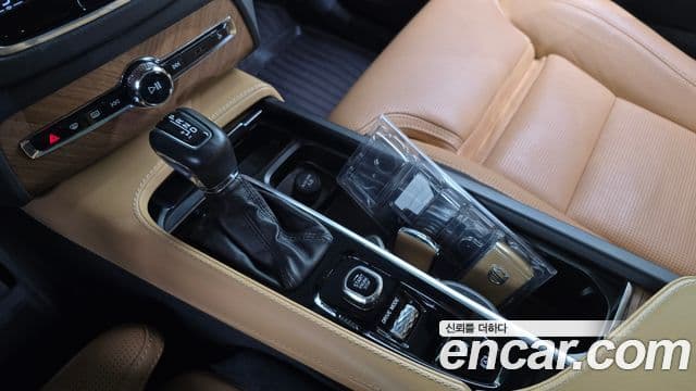 Volvo XC90 2018 — Şəkil 9/20