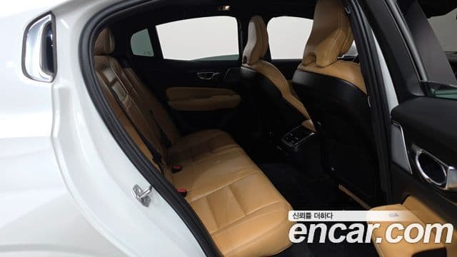 Volvo S60 2021 — ფოტო 11/20