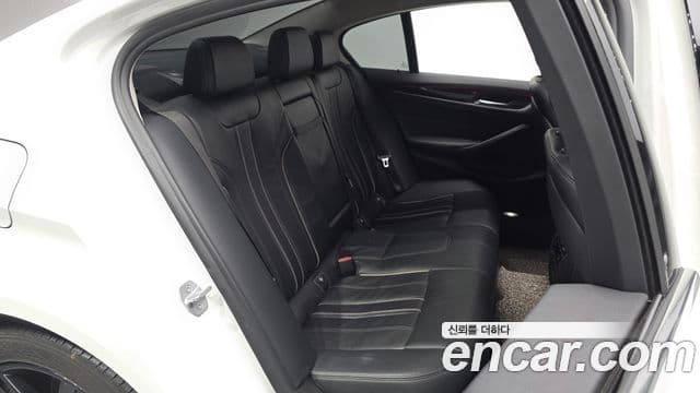 BMW 5 Series 2018 — фото 11 из 20