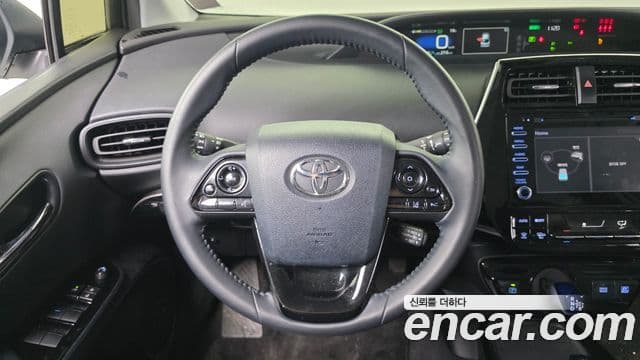Toyota Prius 2022 — фото 14 из 20