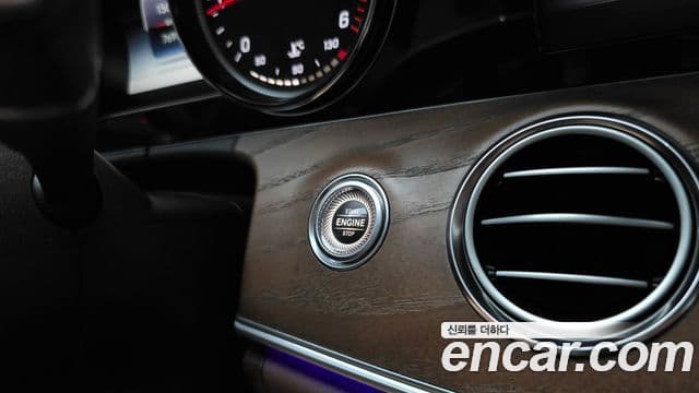 Mercedes-Benz E-Class 2019 — ფოტო 19/20