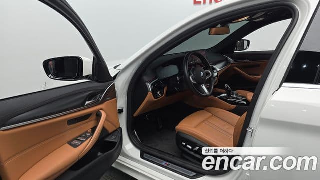 BMW 5 Series 2022 — фото 10 из 20