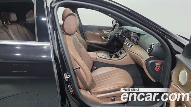 Mercedes-Benz E-Class 2023 — ფოტო 11/20