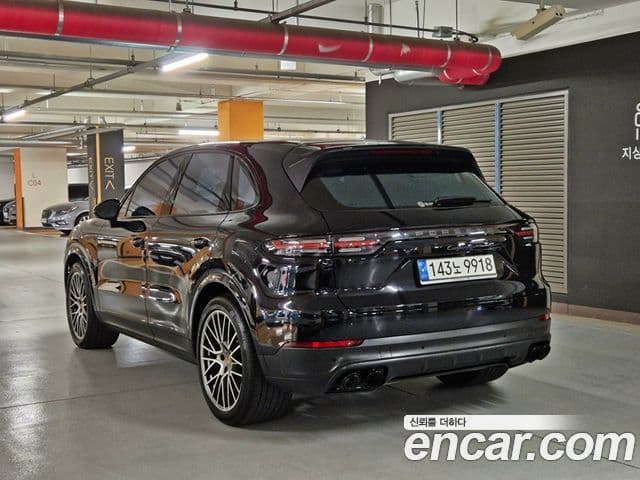 Porsche Cayenne 2022 — Photo 9/20
