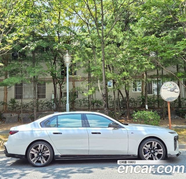 BMW i7 2023 — ფოტო 4/4