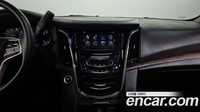 Cadillac Escalade 2018 — ფოტო 14/20