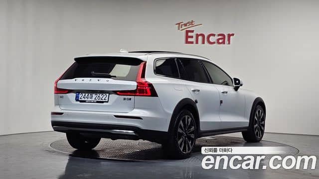 Volvo V60 Cross Country, 2024