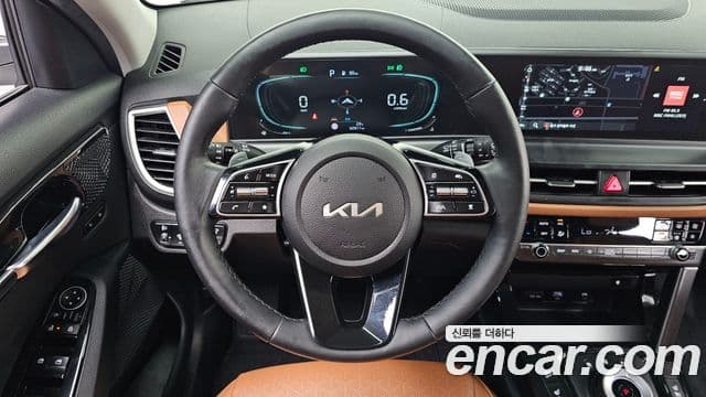 Kia Seltos 2023 — ფოტო 13/20