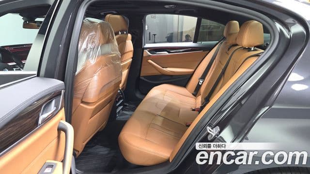 BMW 5 Series 2020 — Şəkil 14/33
