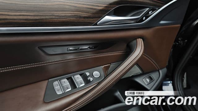 BMW 5 Series 2020 — ფოტო 18/20