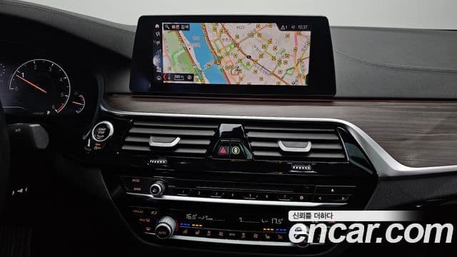 BMW 5 Series 2019 — ფოტო 14/20