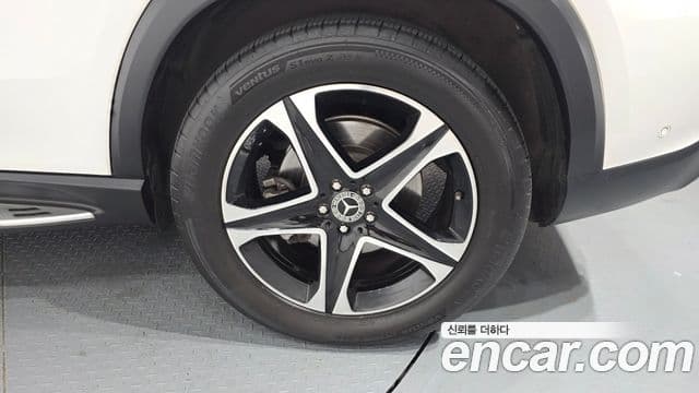 Mercedes-Benz GLE-Class 2021 — Photo 20/32