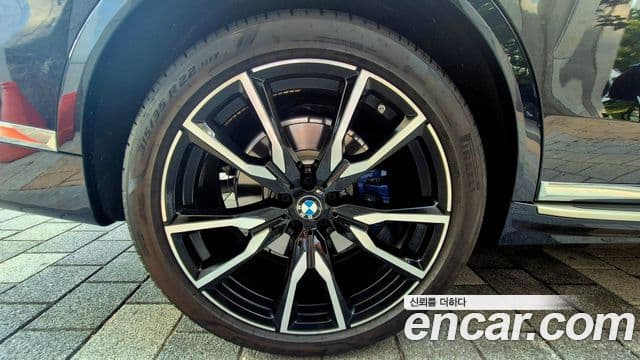 BMW X7 2021 — ფოტო 17/19