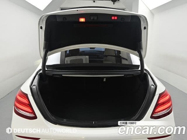 Mercedes-Benz E-Class 2018 — Şəkil 18/20